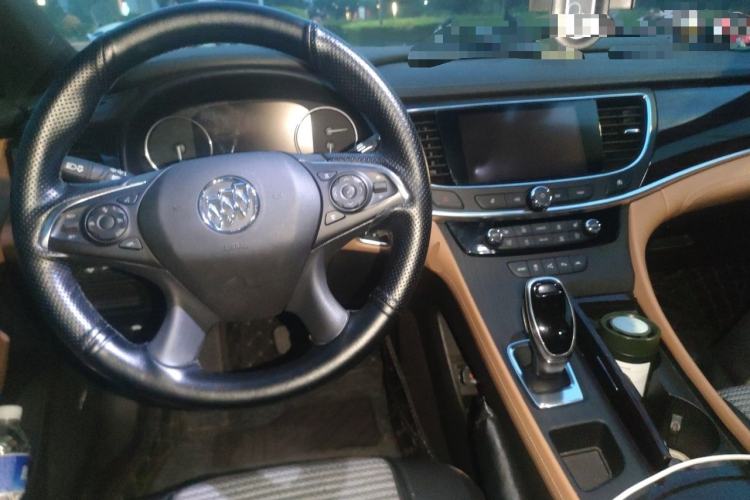 Used Buick LaCrosse 2018 28T Luxury Model Center Console
