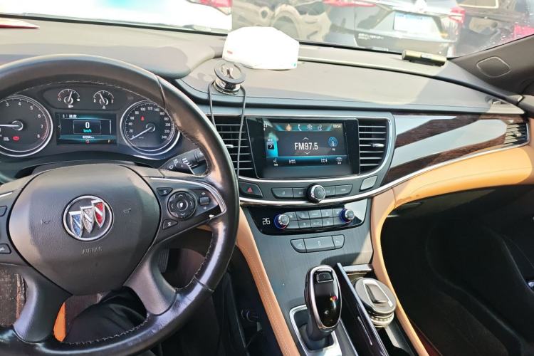 Used Buick LaCrosse 2018 28T Elite Edition Center Console