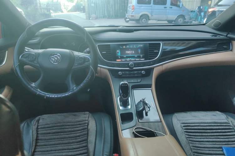 Used Buick LaCrosse 2018 28T Elite Edition Center Console