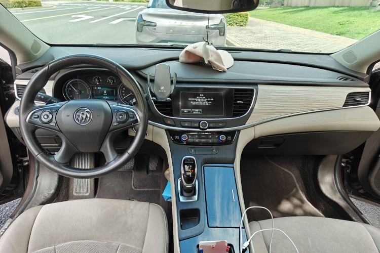 Used Buick LaCrosse 2018 30H Elite Edition Center Console