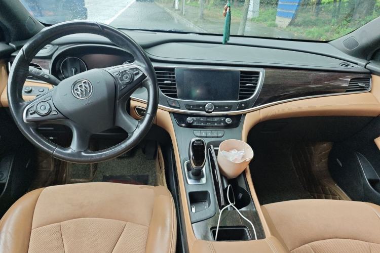 Used Buick LaCrosse 2018 28T Luxury Model Center Console