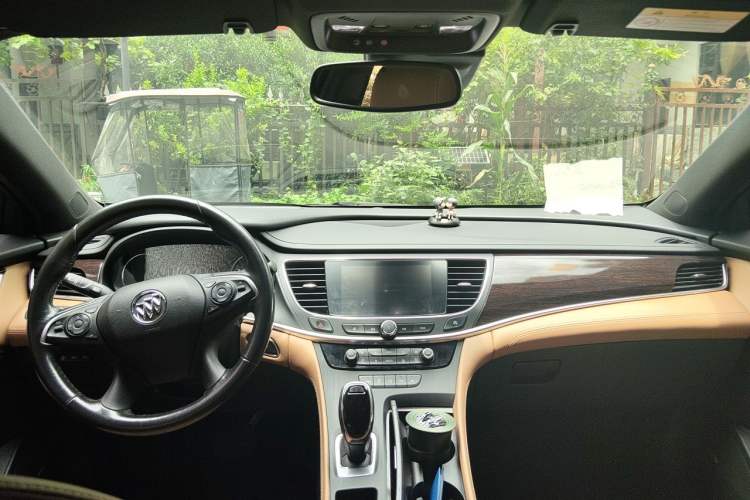 Used Buick LaCrosse 2018 28T Luxury Model Center Console