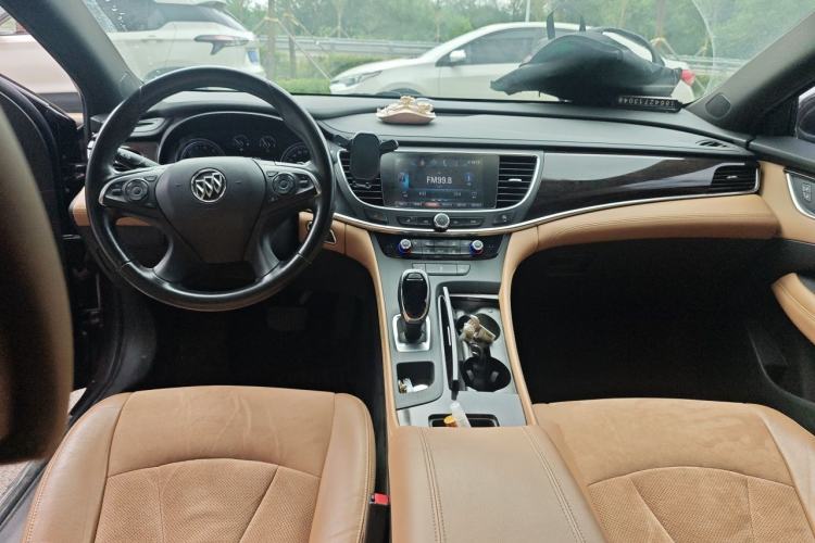 Used Buick LaCrosse 2018 28T Elite Edition Center Console