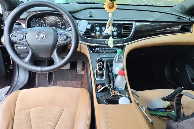 Used Buick LaCrosse 2018 28T Luxury Model Center Console