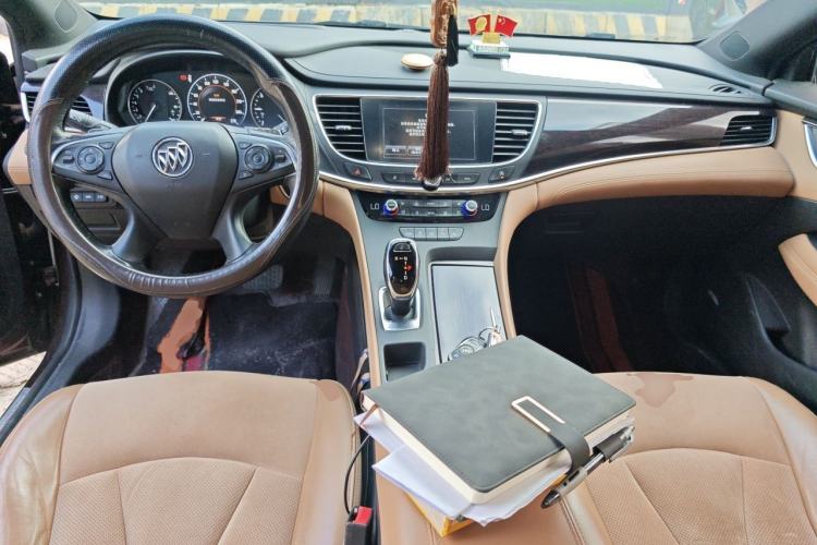 Used Buick LaCrosse 2018 28T Luxury Model Center Console