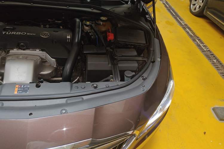Used Buick LaCrosse 2018 28T Elite Edition Engine Bay Left