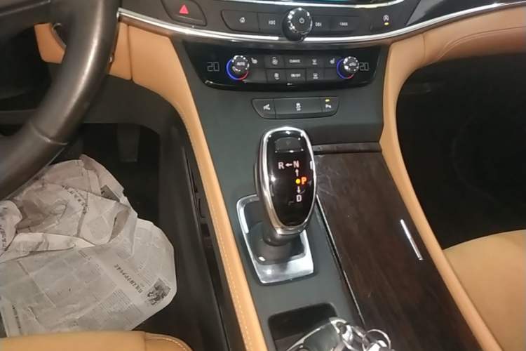Used Buick LaCrosse 2018 28T Elite Edition Gear Lever