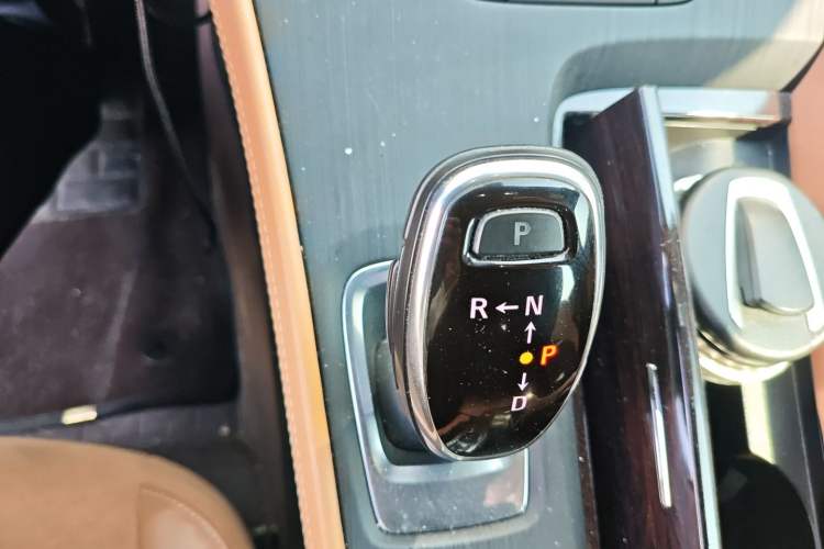 Used Buick LaCrosse 2018 28T Elite Edition Gear Lever
