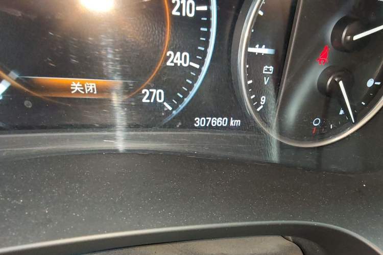 Used Buick LaCrosse 2018 28T Luxury Model Odometer Close Up