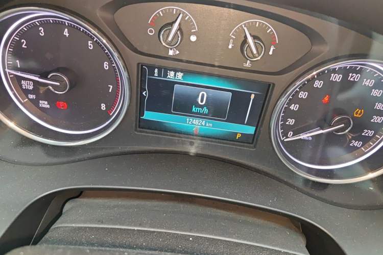 Used Buick LaCrosse 2018 28T Elite Edition Odometer Close Up