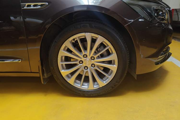 Used Buick LaCrosse 2018 28T Elite Edition Right Front Wheel Hub