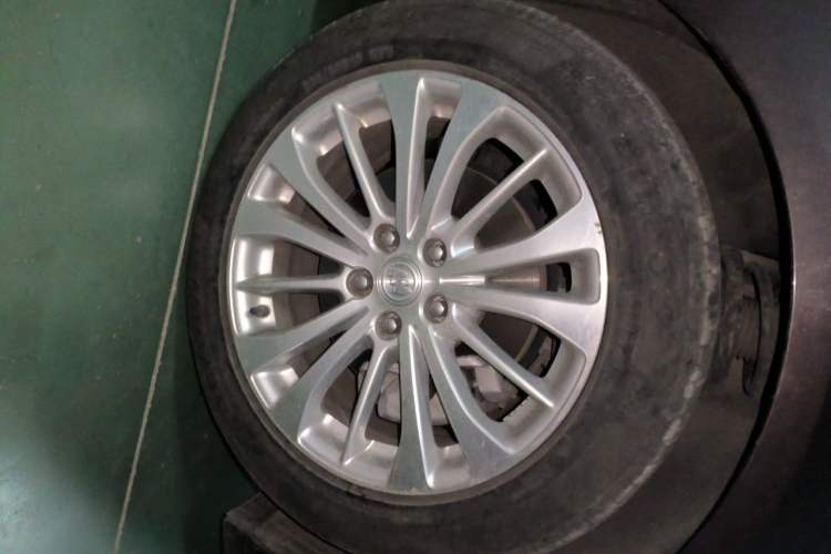 Used Buick LaCrosse 2018 28T Elite Edition Right Front Wheel Hub
