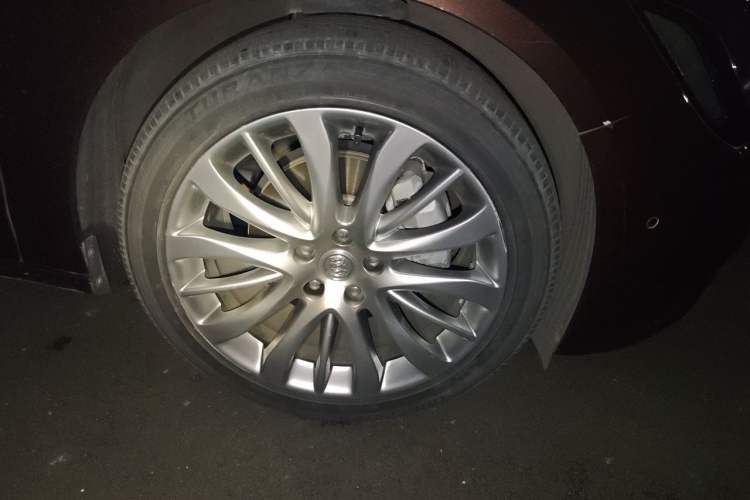 Used Buick LaCrosse 2018 28T Luxury Model Right Front Wheel Hub