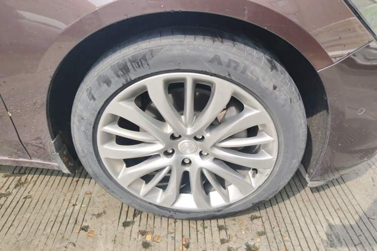 Used Buick LaCrosse 2018 28T Luxury Model Right Front Wheel Hub