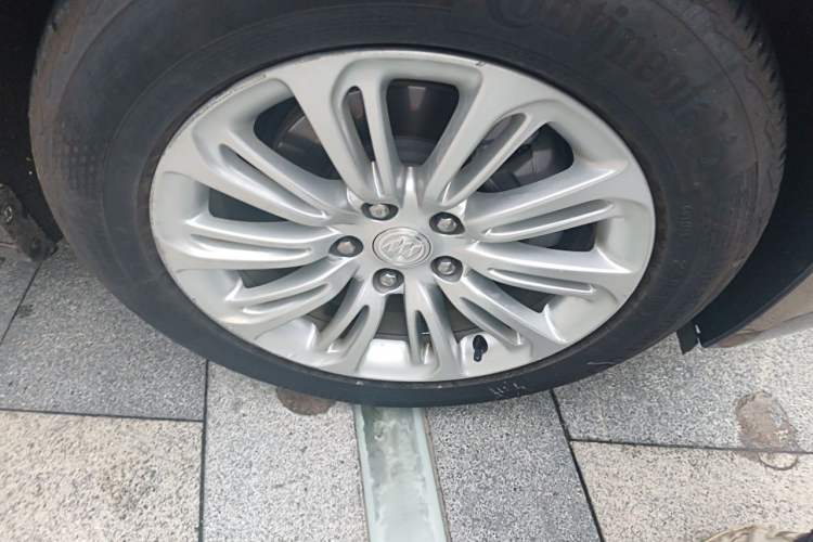 Used Buick LaCrosse 2018 20T Elite Edition Right Front Wheel Hub