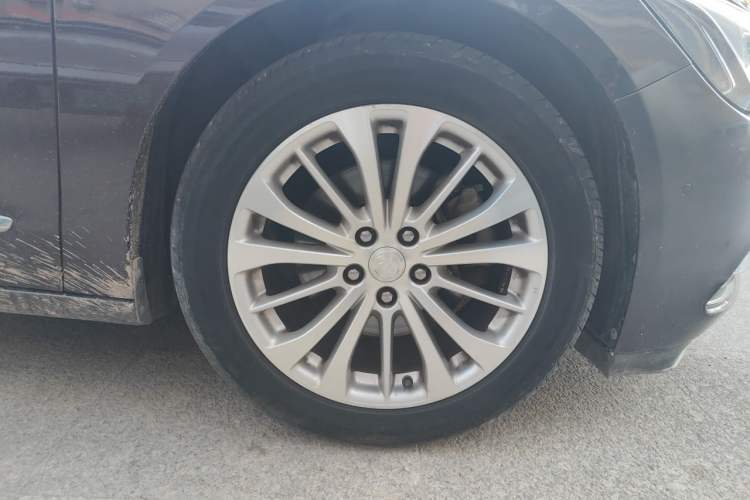 Used Buick LaCrosse 2018 28T Elite Edition Right Front Wheel Hub