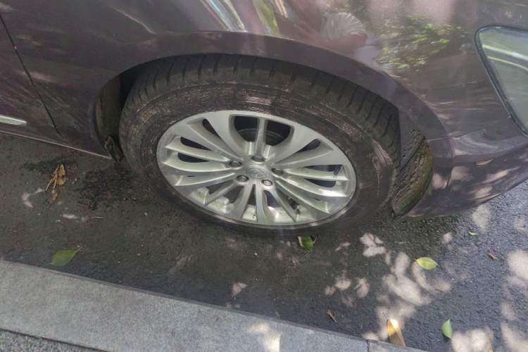 Used Buick LaCrosse 2018 28T Elite Edition Right Front Wheel Hub