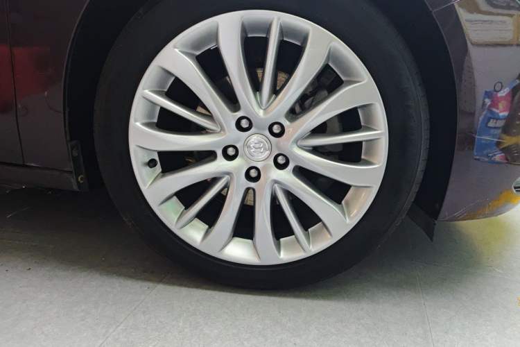 Used Buick LaCrosse 2018 28T Luxury Model Right Front Wheel Hub