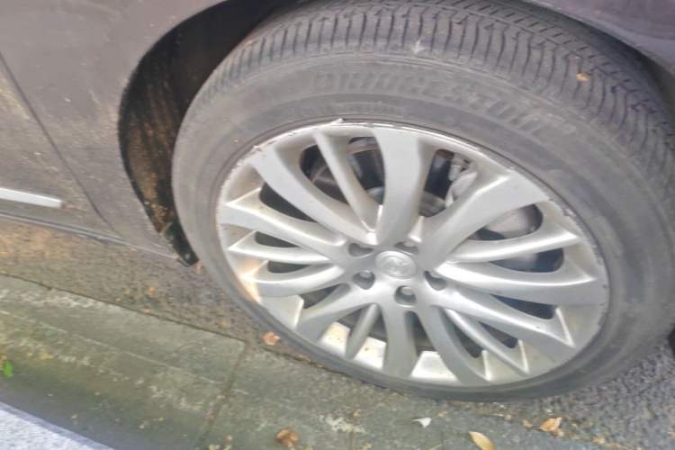 Used Buick LaCrosse 2018 28T Luxury Model Right Front Wheel Hub
