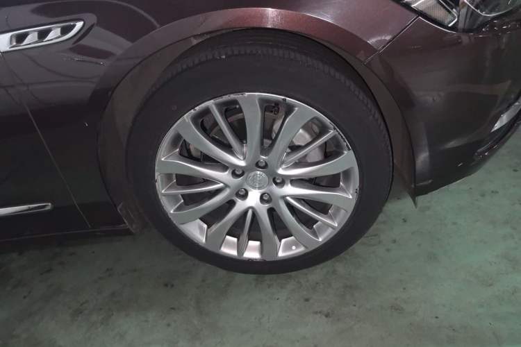 Used Buick LaCrosse 2018 28T Luxury Model Right Front Wheel Hub