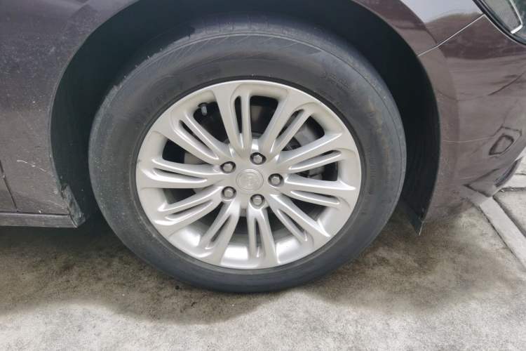 Used Buick LaCrosse 2018 20T Elite Edition Right Front Wheel Hub