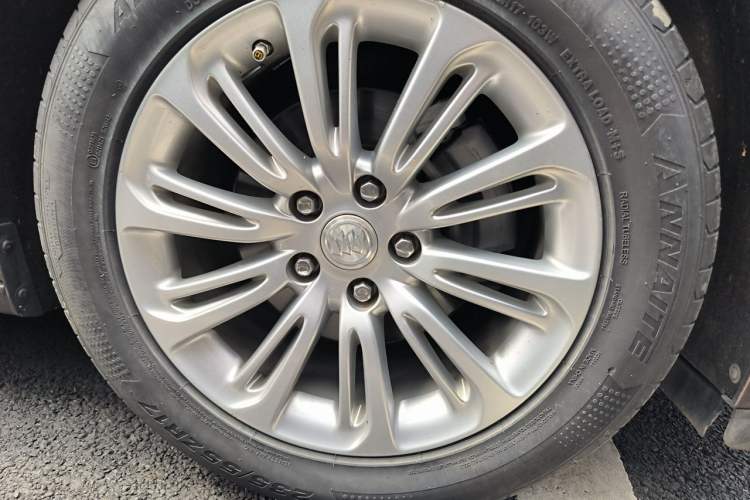 Used Buick LaCrosse 2018 20T Luxury Model Right Front Wheel Hub