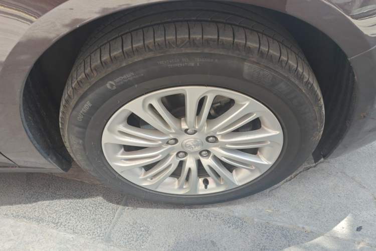 Used Buick LaCrosse 2018 20T Elite Edition Right Front Wheel Hub