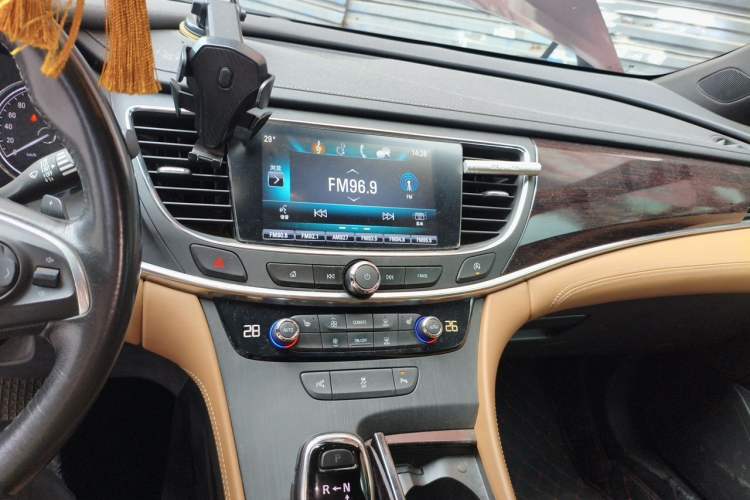 Used Buick LaCrosse 2018 28T Elite Edition Audio And AC Panel