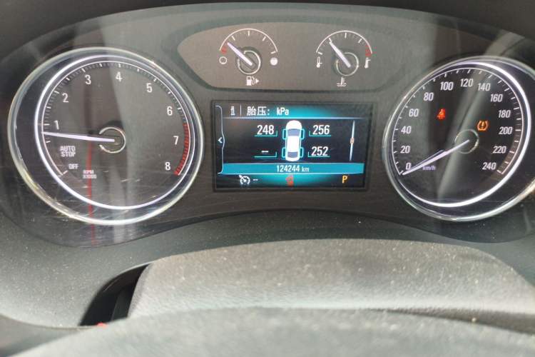 Used Buick LaCrosse 2018 28T Elite Edition Odometer Close Up