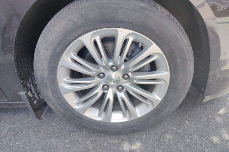 Used Buick LaCrosse 2018 20T Elite Edition Right Front Wheel Hub