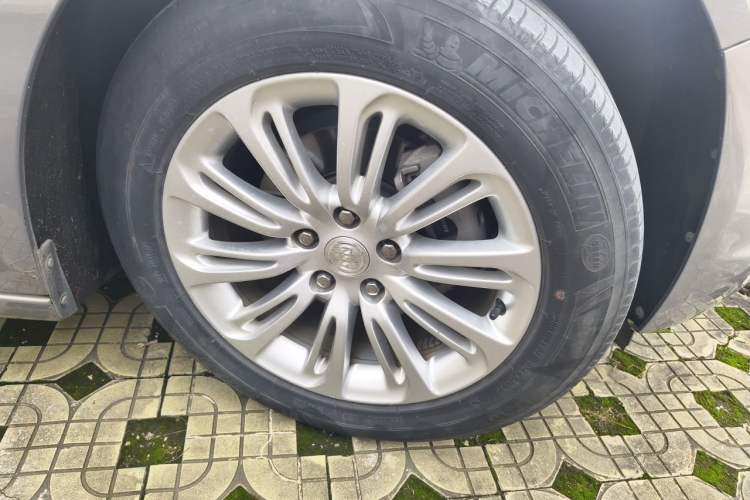 Used Buick LaCrosse 2018 20T Elite Edition Right Front Wheel Hub