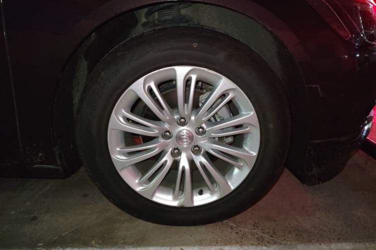 Used Buick LaCrosse 2018 20T Elite Edition Right Front Wheel Hub