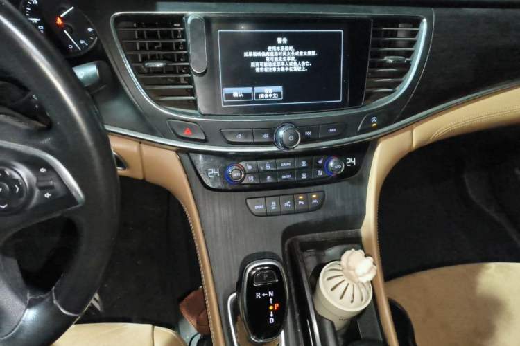 Used Buick LaCrosse 2018 28T Luxury Model Audio And AC Panel