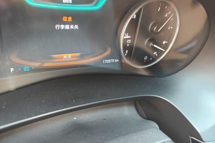 Used Buick LaCrosse 2018 28T Luxury Model Odometer Close Up