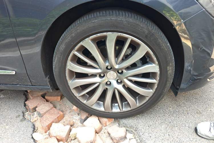 Used Buick LaCrosse 2018 28T Luxury Model Right Front Wheel Hub