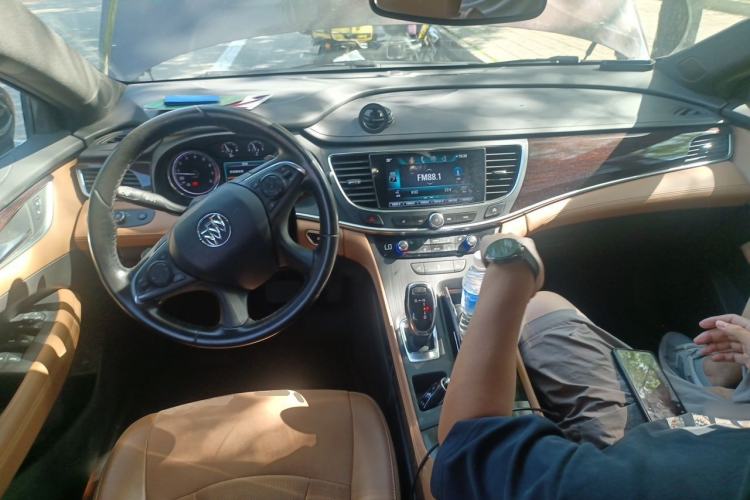 Used Buick LaCrosse 2018 28T Elite Edition Center Console