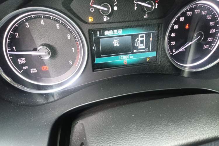 Used Buick LaCrosse 2018 20T Elite Edition Odometer Close Up
