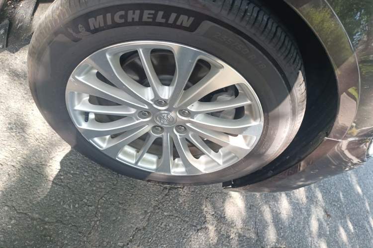 Used Buick LaCrosse 2018 28T Elite Edition Right Front Wheel Hub