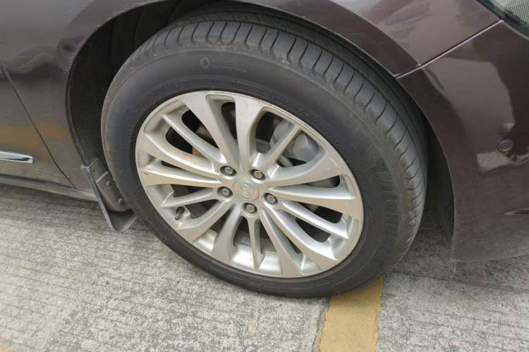 Used Buick LaCrosse 2018 28T Elite Edition Right Front Wheel Hub