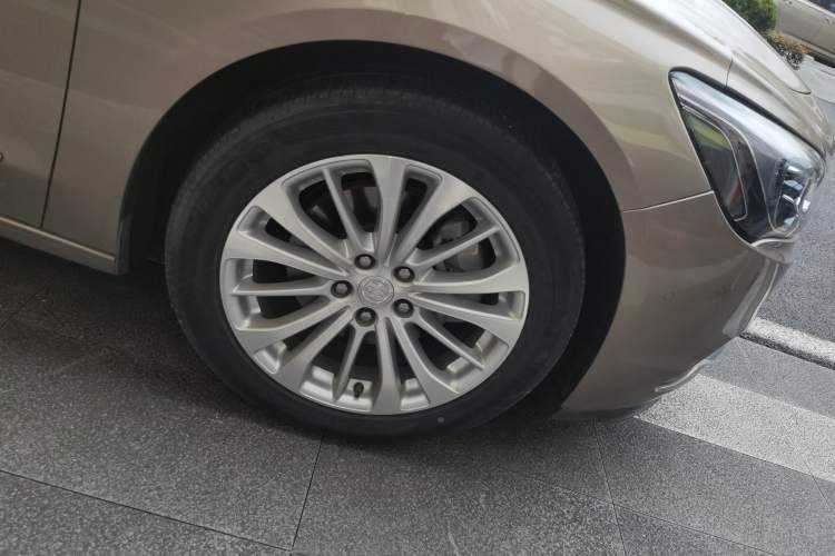 Used Buick LaCrosse 2018 28T Elite Edition Right Front Wheel Hub