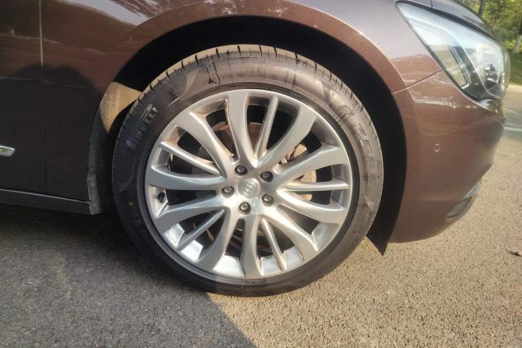 Used Buick LaCrosse 2018 28T Luxury Model Right Front Wheel Hub