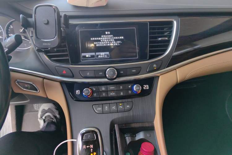 Used Buick LaCrosse 2018 28T Luxury Model Audio And AC Panel