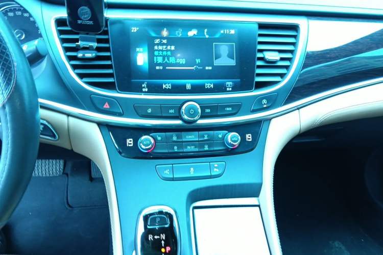Used Buick LaCrosse 2018 28T Elite Edition Audio And AC Panel