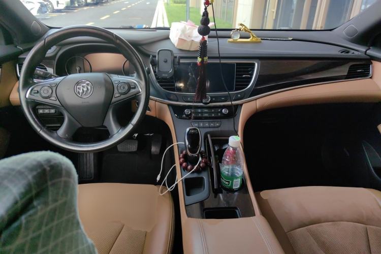 Used Buick LaCrosse 2018 28T Luxury Model Center Console