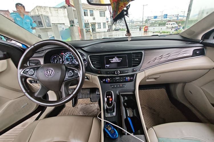 Used Buick LaCrosse 2018 28T Avenir Center Console