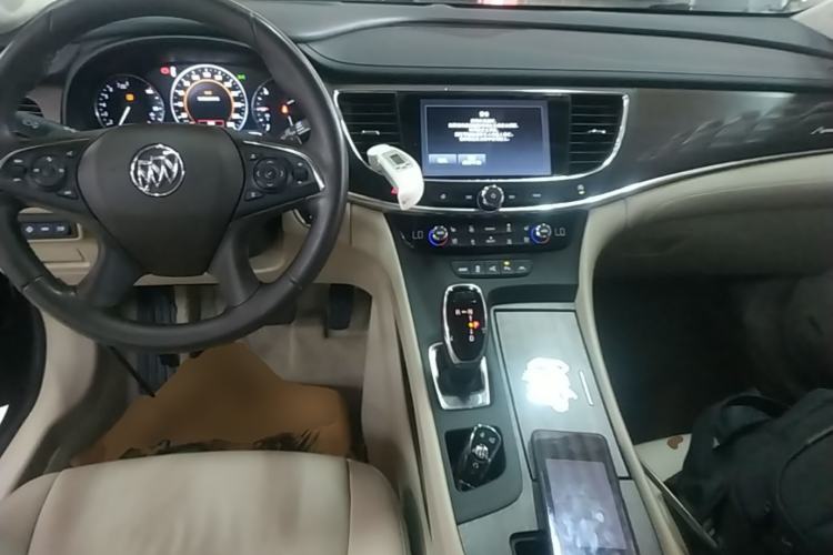 Used Buick LaCrosse 2018 28T Avenir Center Console