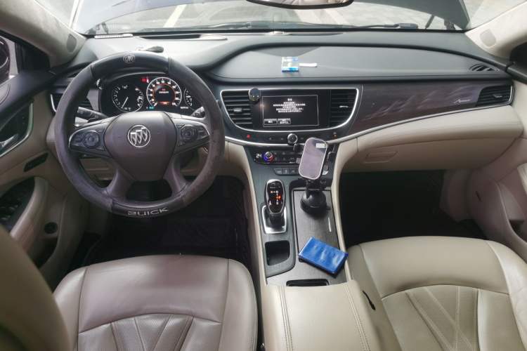 Used Buick LaCrosse 2018 28T Avenir Center Console