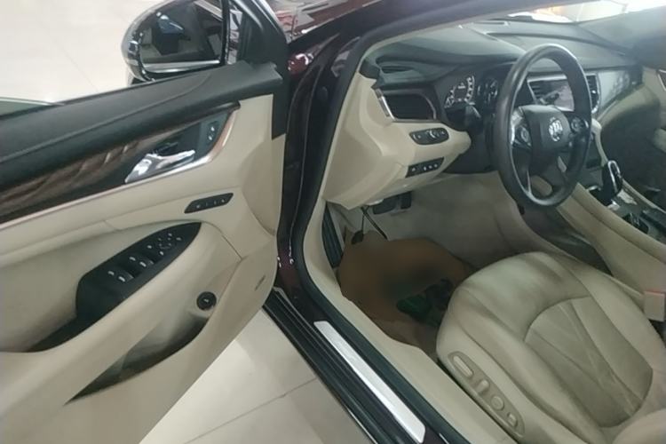 Used Buick LaCrosse 2018 28T Avenir Driver Seat