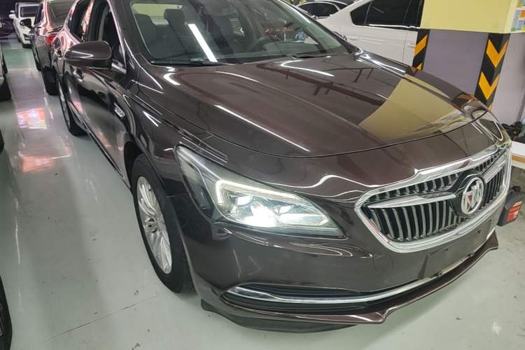 Used Buick LaCrosse 2018 20T Elite Edition Front Right 45 Deg