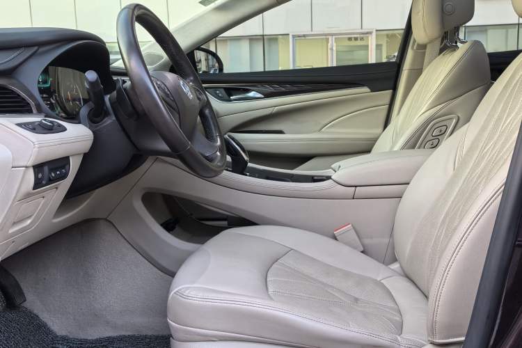Used Buick LaCrosse 2018 28T Avenir Interior 1